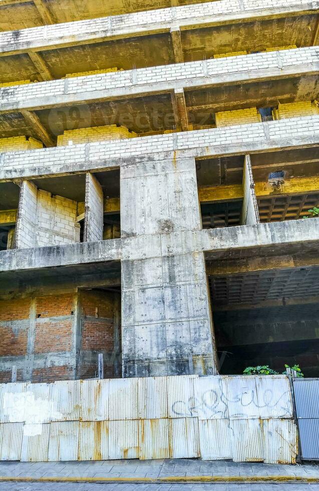 enorme construção gigantesca pare de construir ruínas em puerto escondido méxico. foto