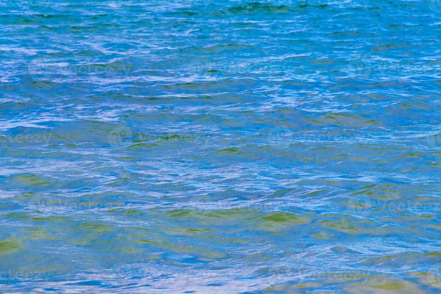 ondas na praia tropical mar do caribe água turquesa clara méxico. foto