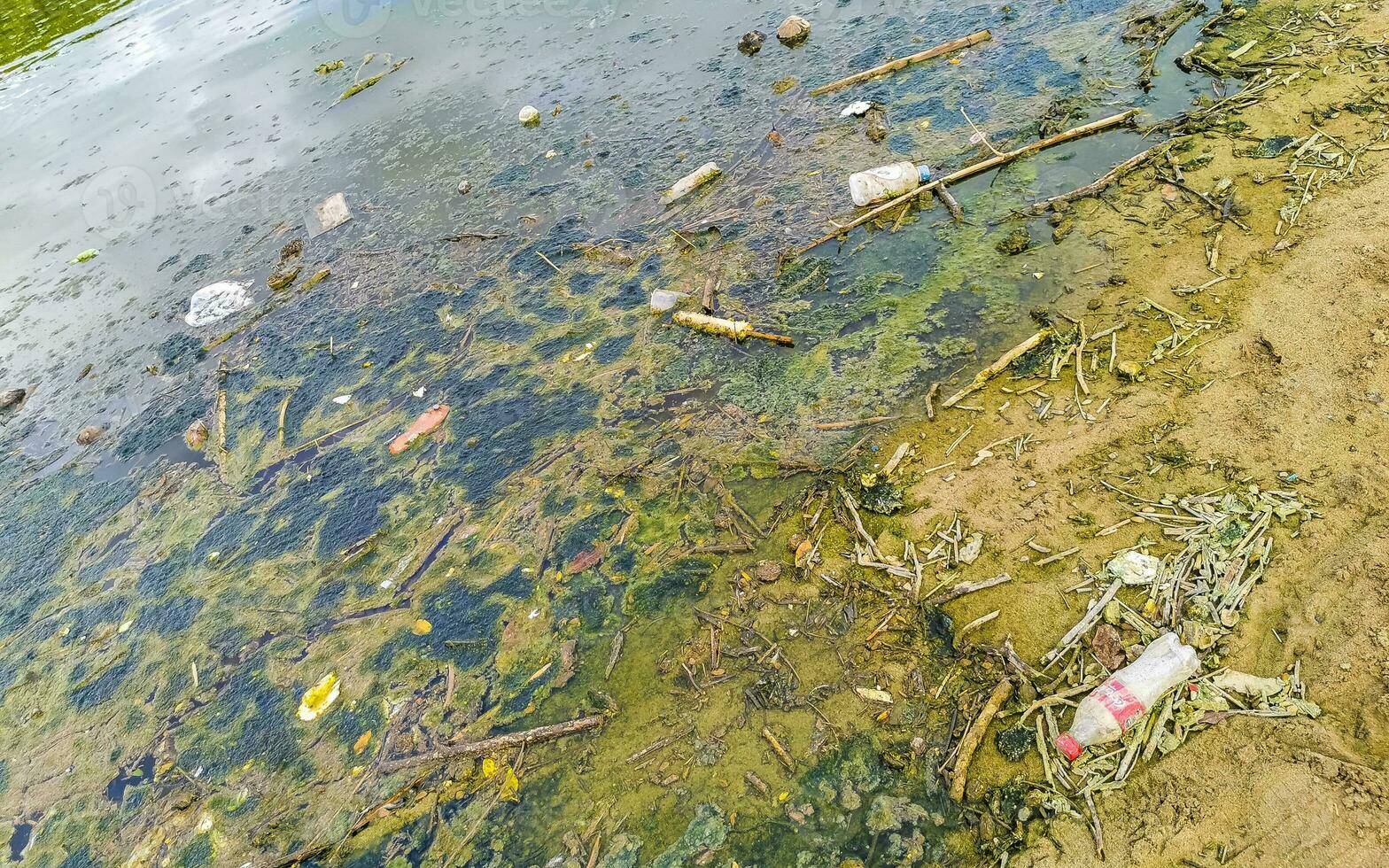 rio poluído e lixo verde sujo em puerto escondido méxico. foto