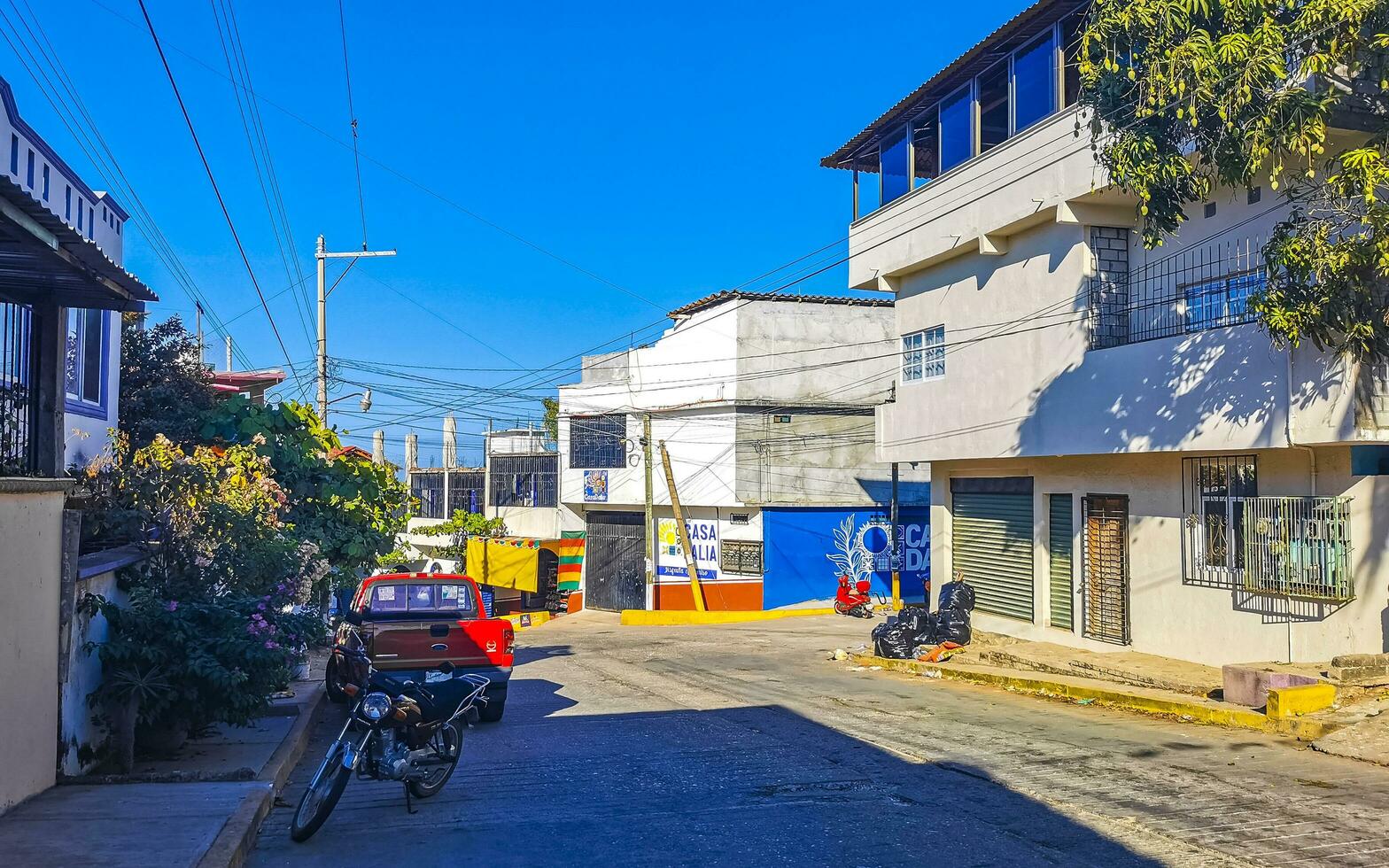 porto escondido Oaxaca México 2023 típica lindo colorida turista rua calçada cidade porto escondido México. foto