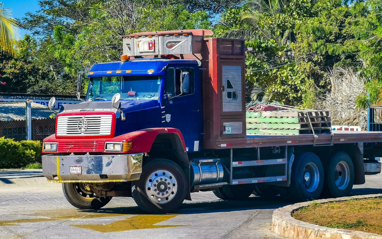 porto escondido Oaxaca México 2023 azul e vermelho velho mexicano caminhão transportador Entrega carro México. foto
