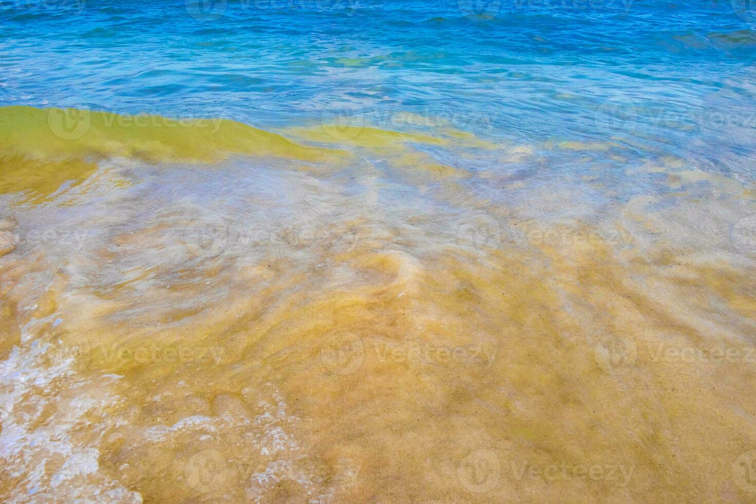 ondas na praia tropical mar do caribe água turquesa clara méxico. foto