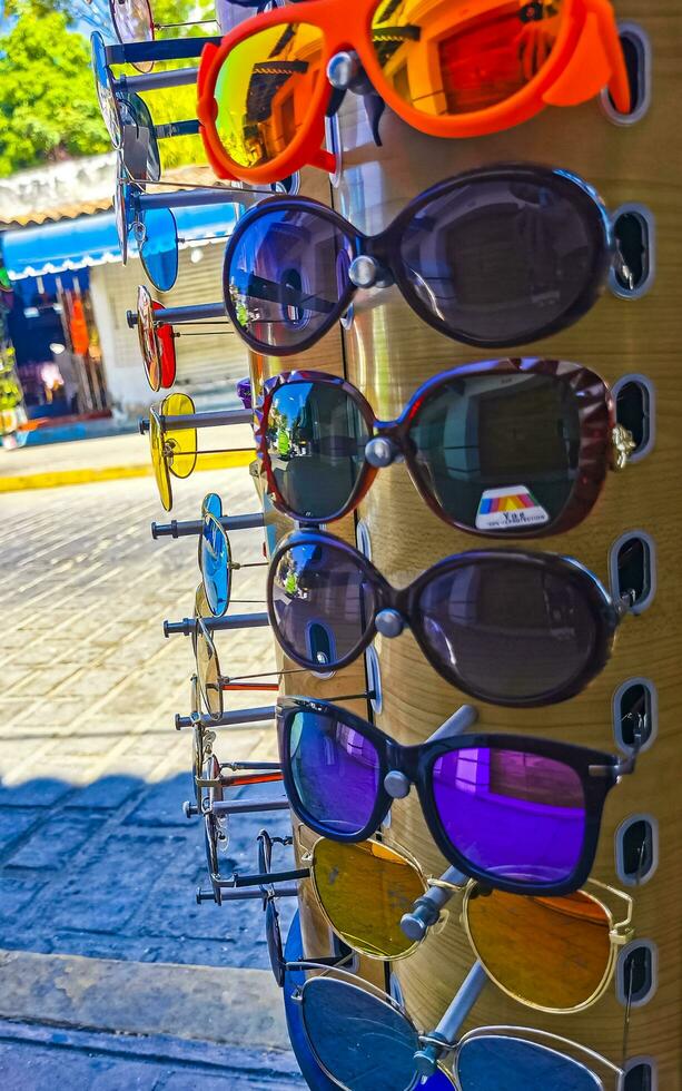 porto escondido Oaxaca México 2023 colorida legal oculos de sol às turista vendas ficar de pé dentro México. foto