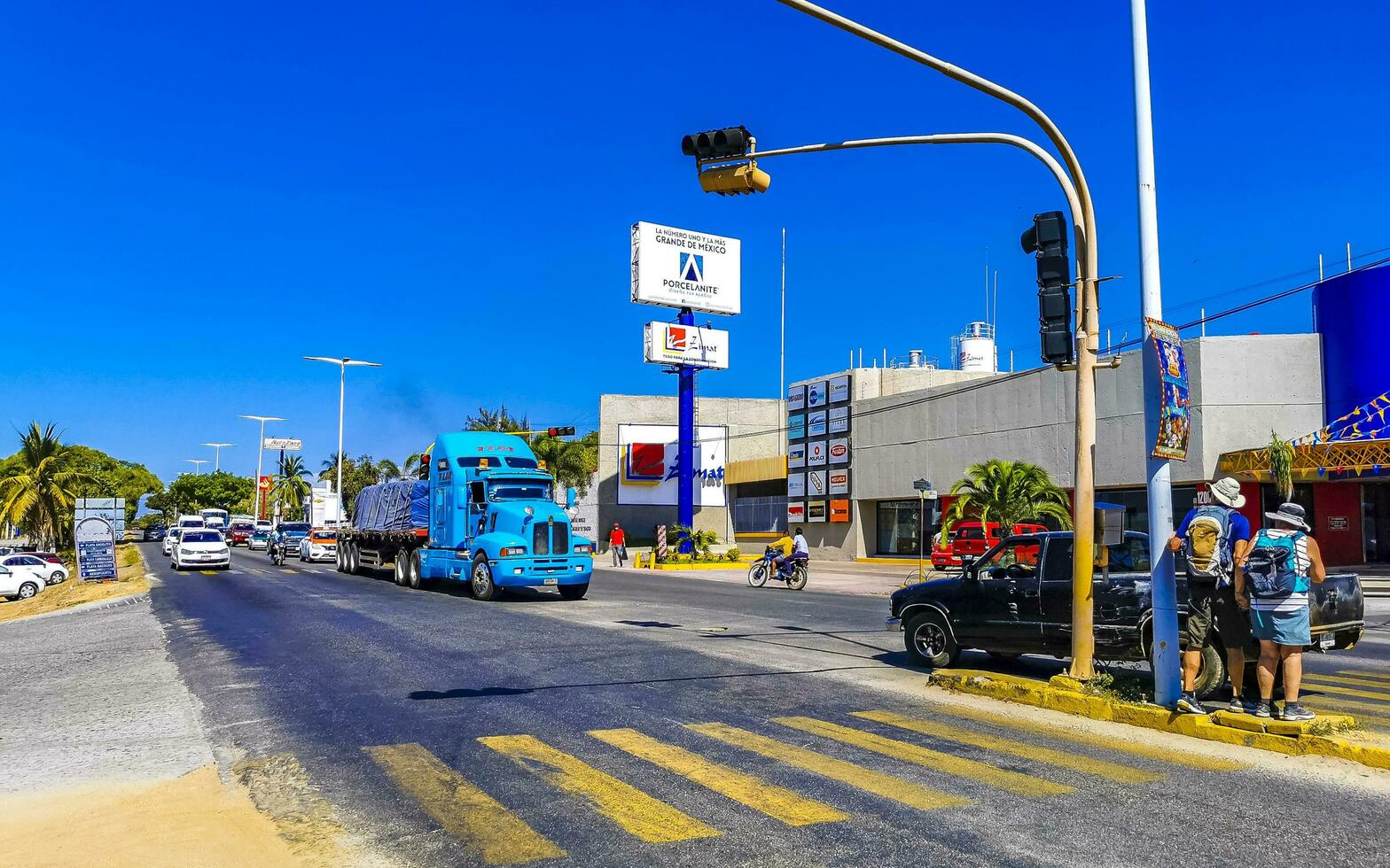 porto escondido Oaxaca México 2023 típica lindo colorida turista rua calçada cidade porto escondido México. foto