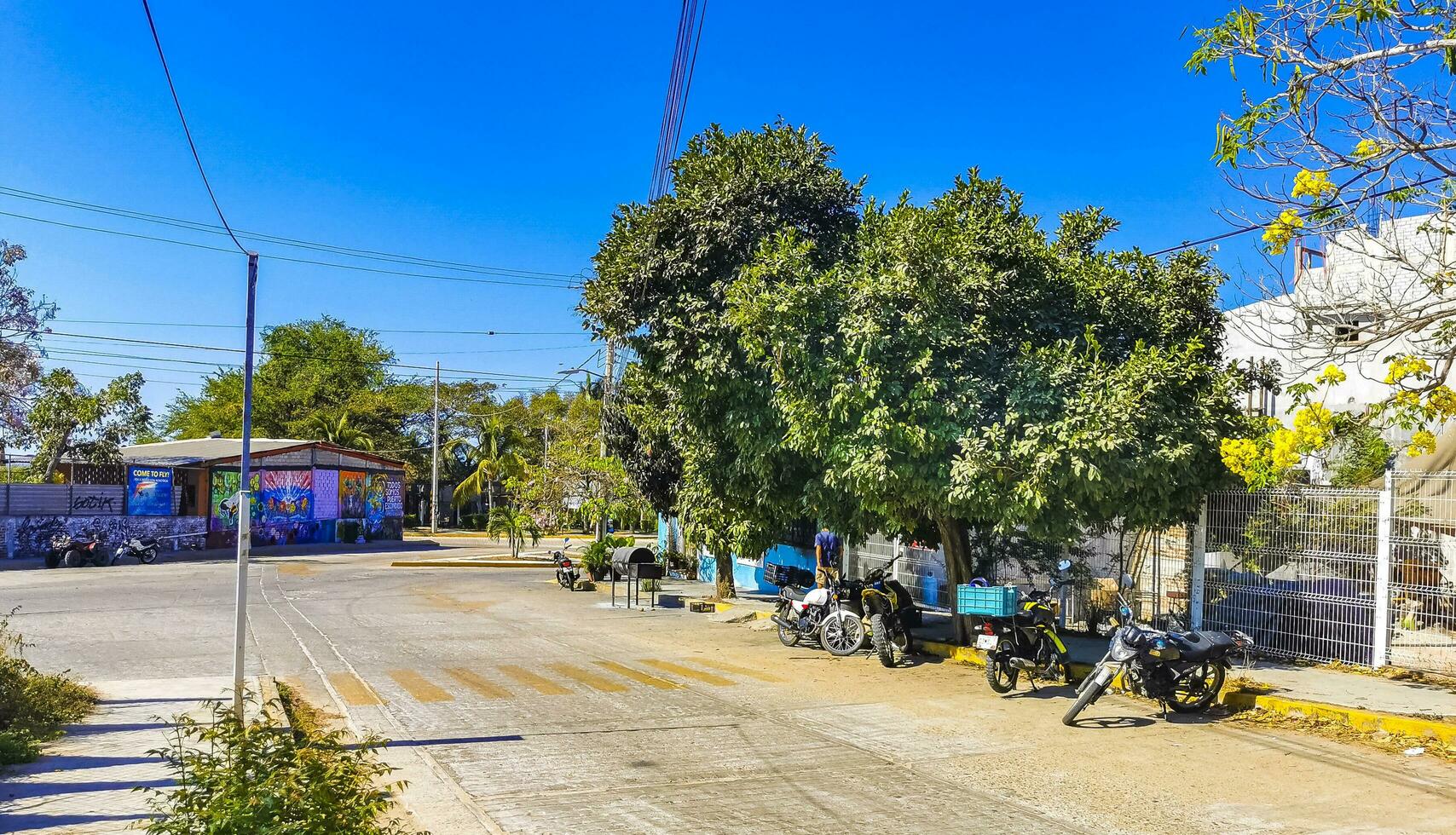 porto escondido Oaxaca México 2023 típica lindo colorida turista rua calçada cidade porto escondido México. foto