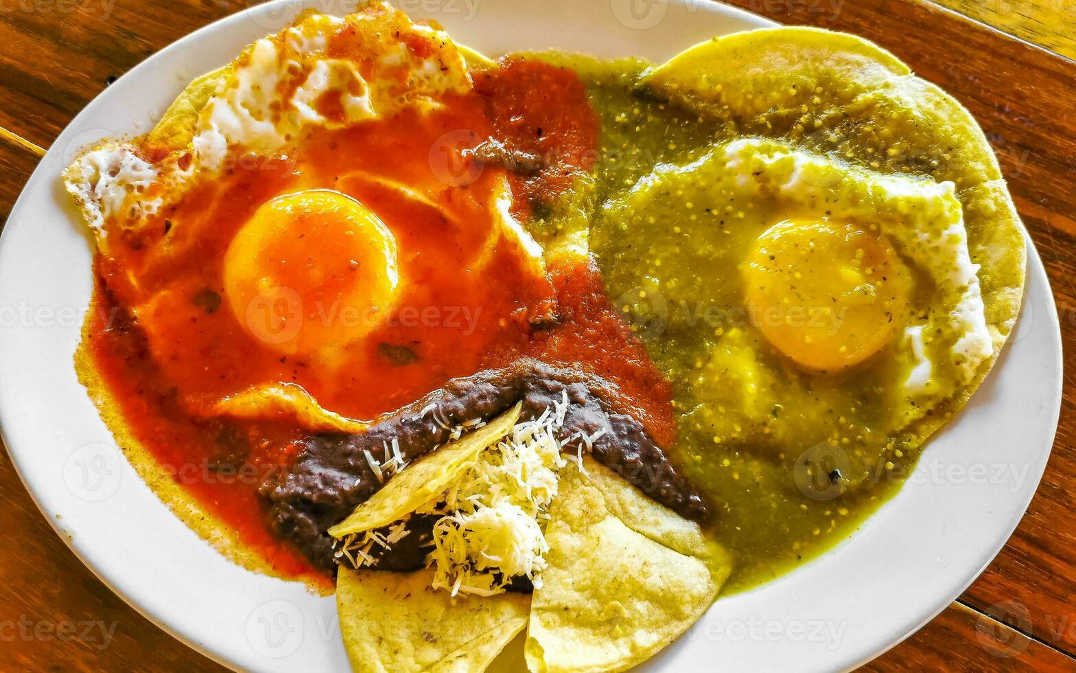 mexicano huevos divorciados frito ovos Preto feijões nachos em placa. foto