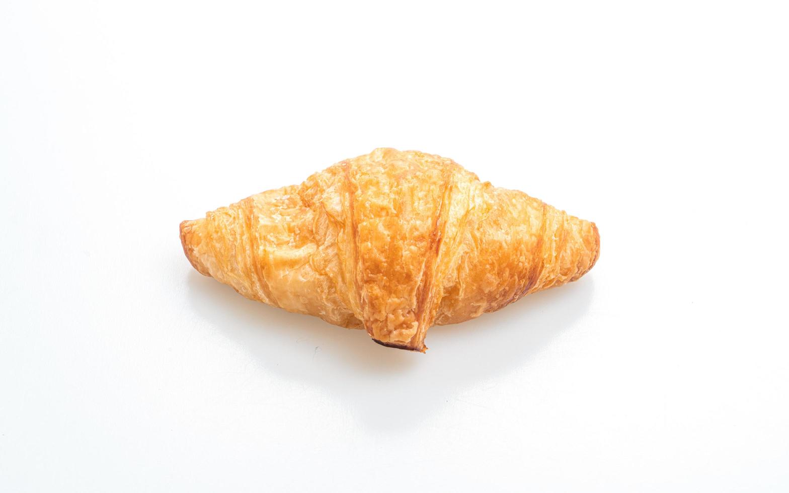 croissant fresco isolado no fundo branco foto