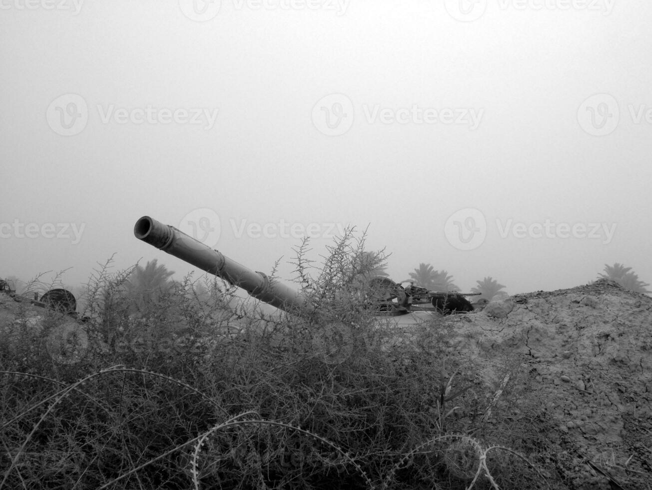 Tanque de veículo do exército militar nos trilhos com barril após a guerra vitoriosa foto