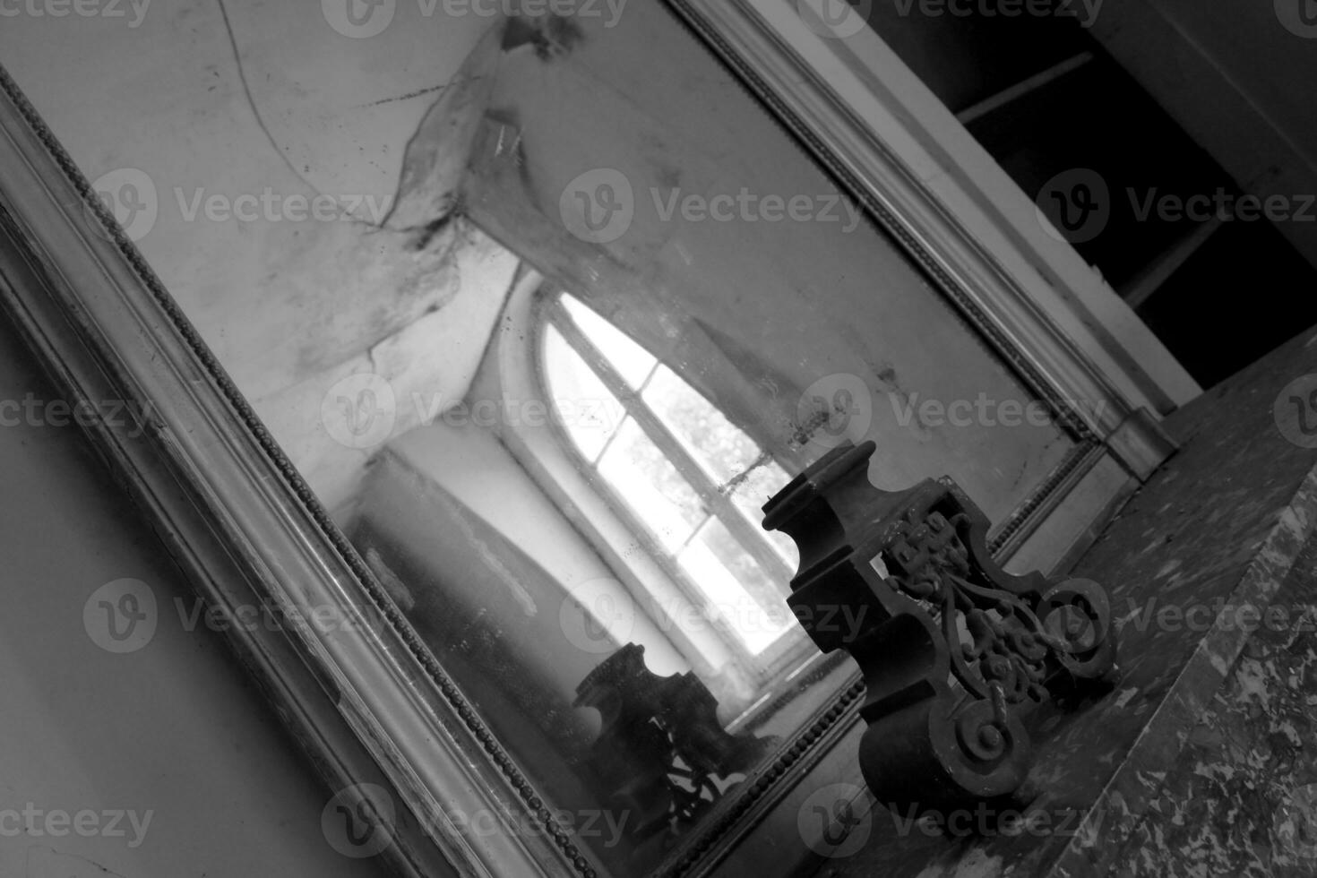 lindo espelho de moldura de madeira em prédio antigo sem pessoas foto