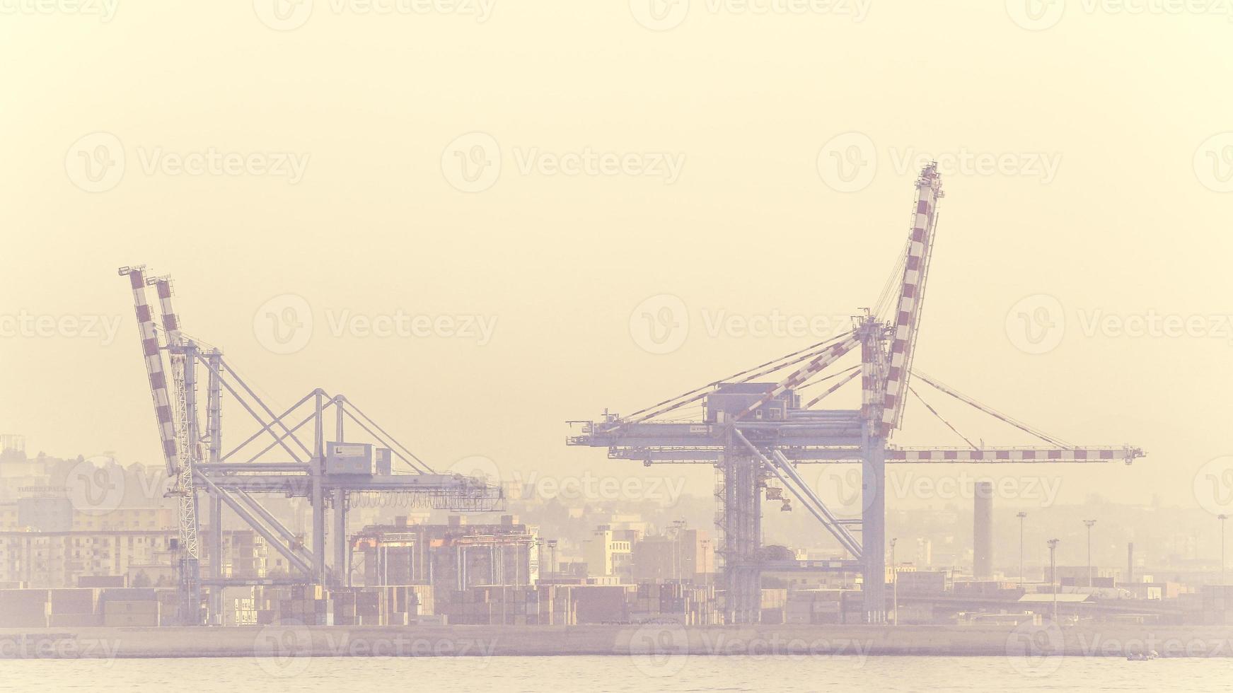 porto de nápoles com guindaste e nevoeiro foto