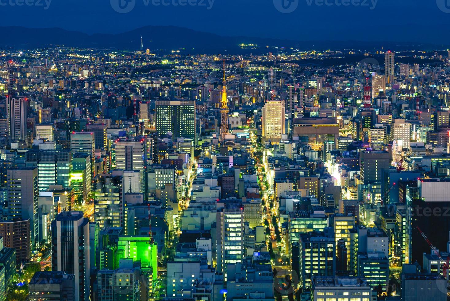 visão noturna de nagoya com a torre de nagoya em aichi, japão foto