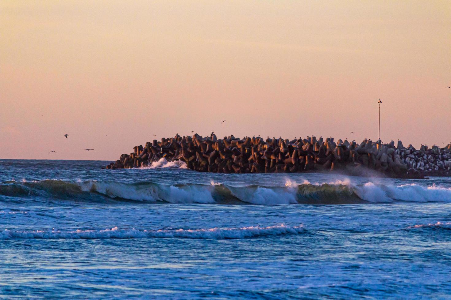 pôr do sol na playa del rosarito - praia de rosarito, méxico 2019 foto