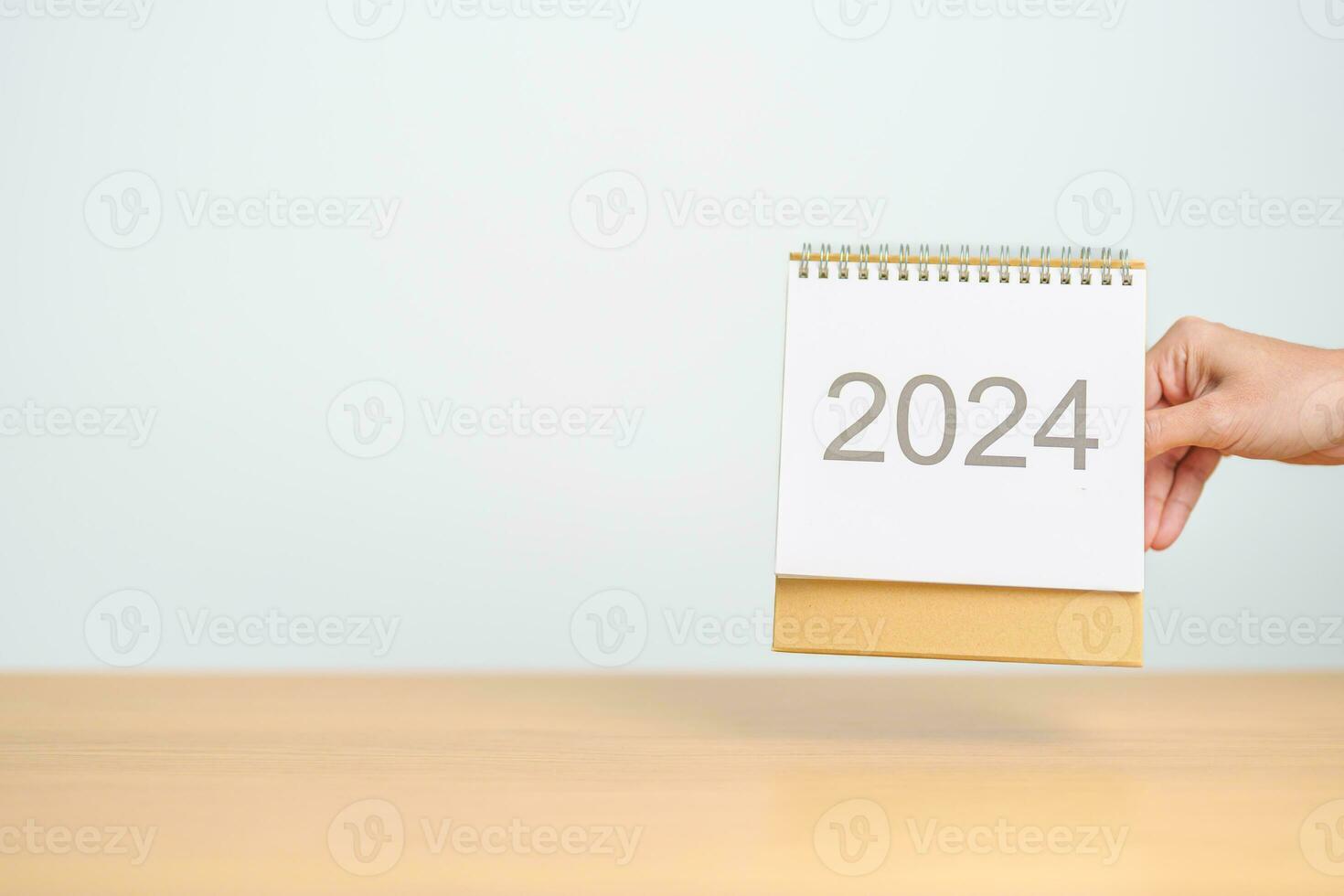 2024 ano calendário em mesa fundo. feliz Novo ano, resolução, metas, plano, Ação, missão e financeiro conceito foto