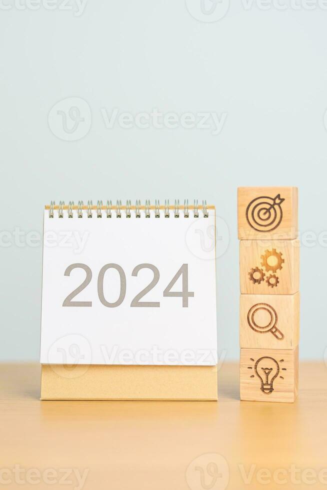 2024 ano calendário com madeira o negócio bloquear, meta, estratégia, alvo, resolução, missão, Ação, crescimento, trabalho em equipe, plano, idéia e Novo ano começar conceito foto