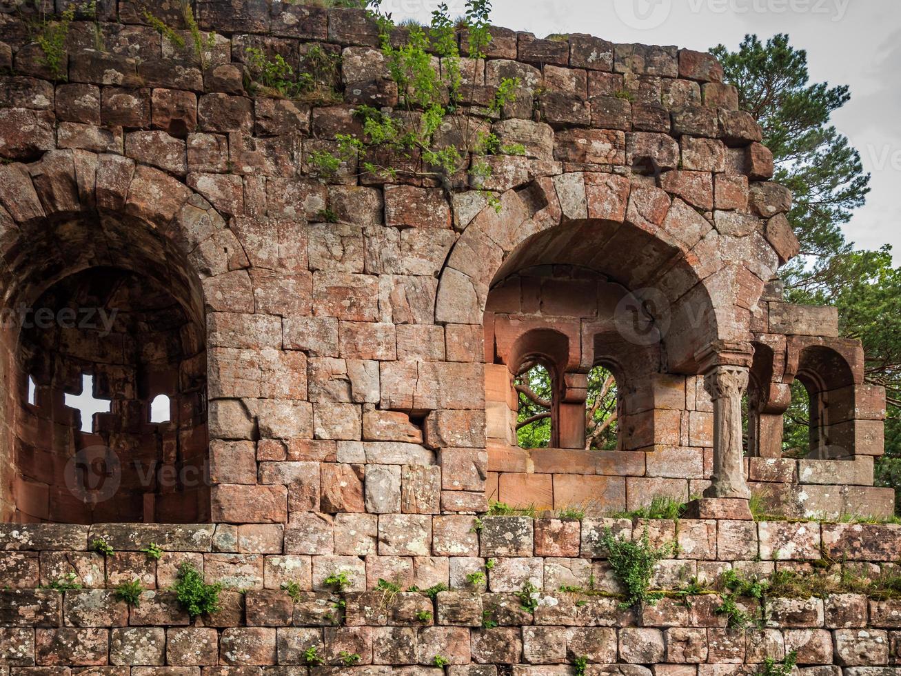 Landsberg de castelo medieval em vosges, alsácia. antigas ruínas nas montanhas. foto