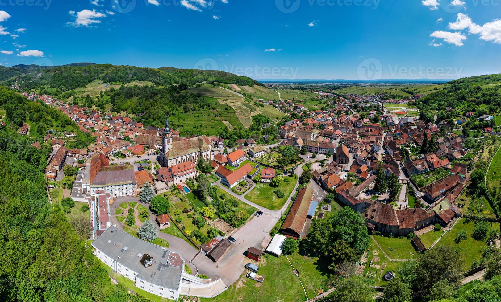 vista panorâmica da deslumbrante vila de andlau na alsácia. foto