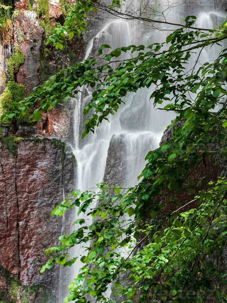 cachoeira nideck perto das ruínas do castelo medieval na alsácia foto