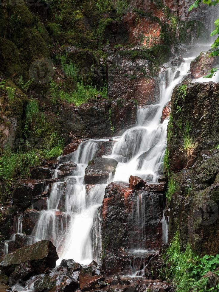 cachoeira nideck perto das ruínas do castelo medieval na alsácia foto