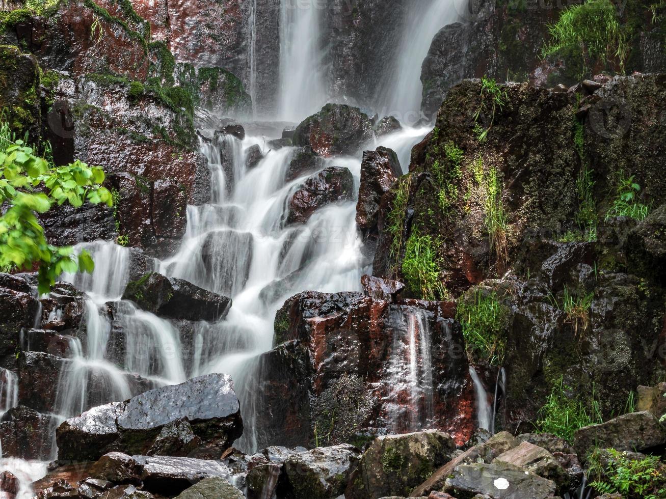 cachoeira nideck perto das ruínas do castelo medieval na alsácia foto