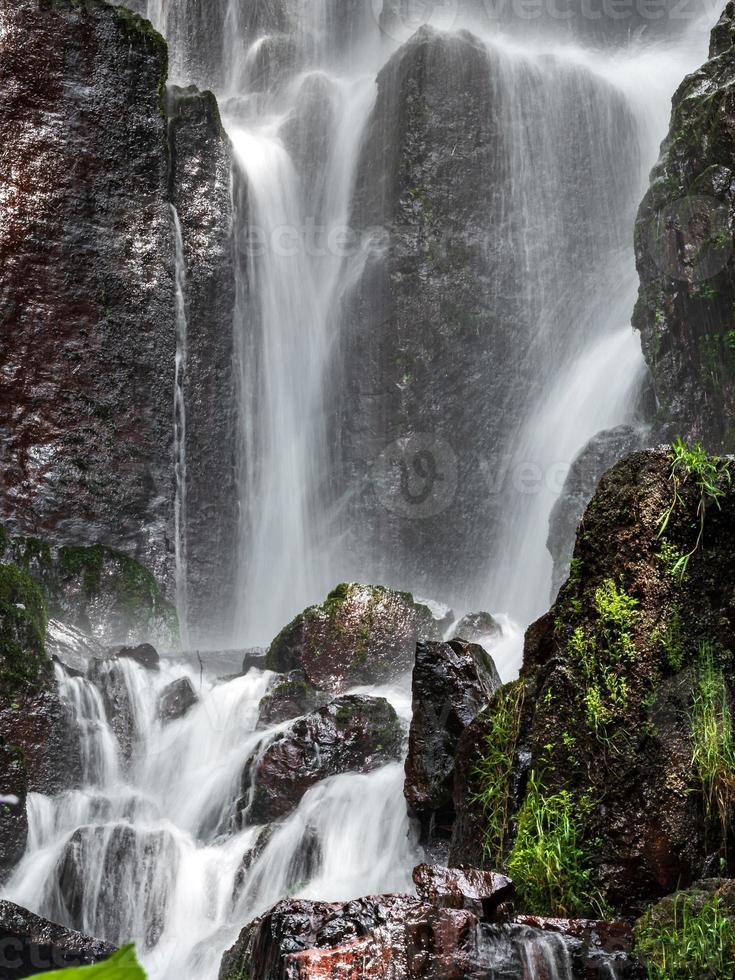 cachoeira nideck perto das ruínas do castelo medieval na alsácia foto