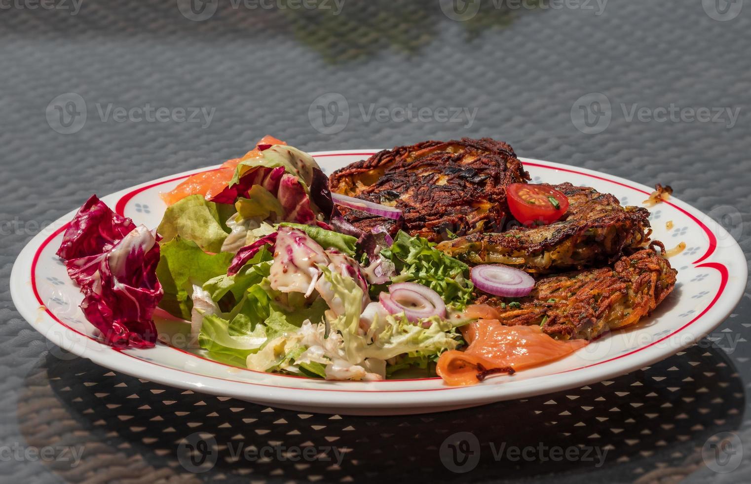 Salada deliciosa e lindamente preparada com frango e legumes. foto