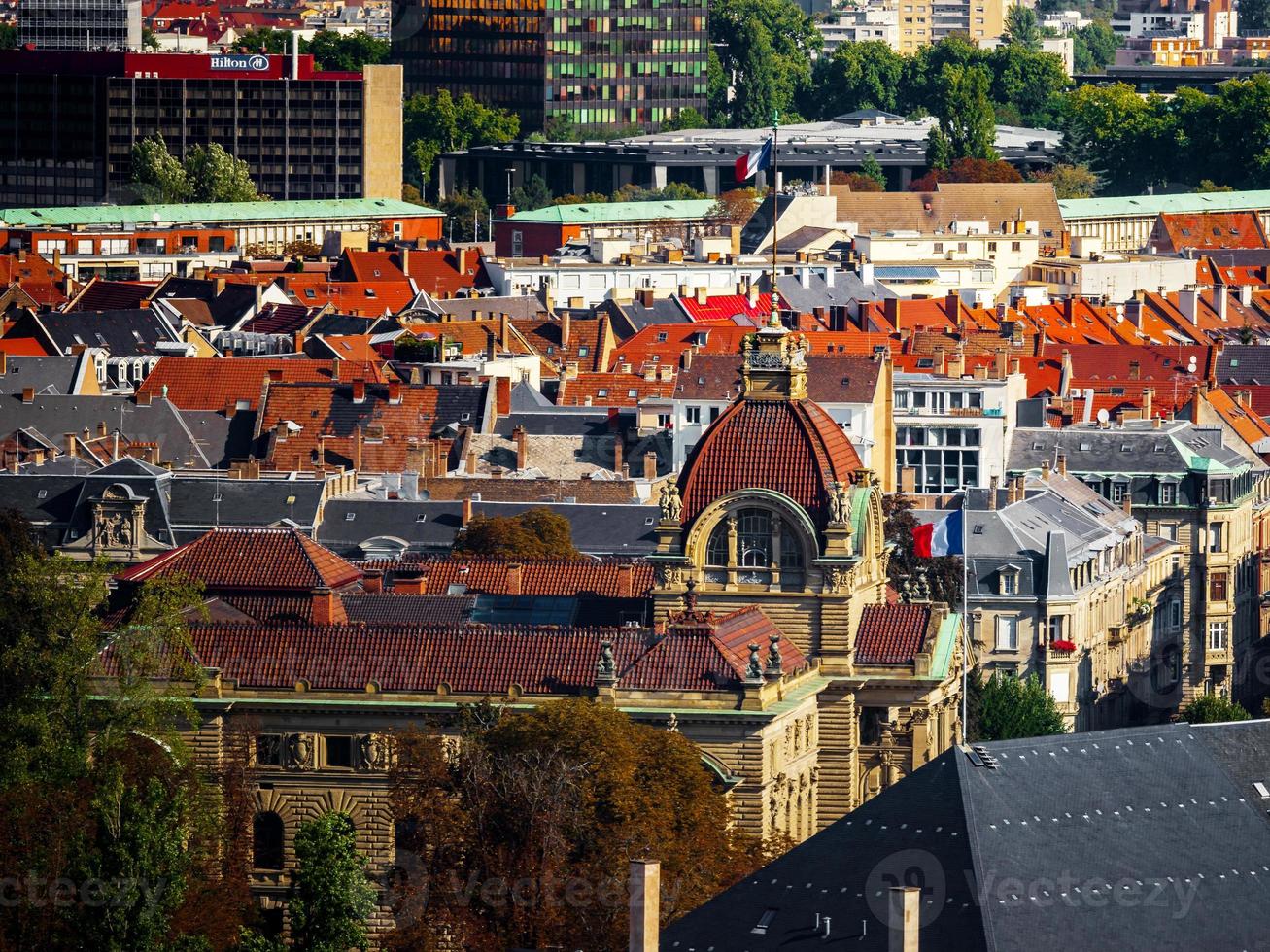 vista aérea da cidade de Estrasburgo. dia ensolarado. telhados vermelhos. foto