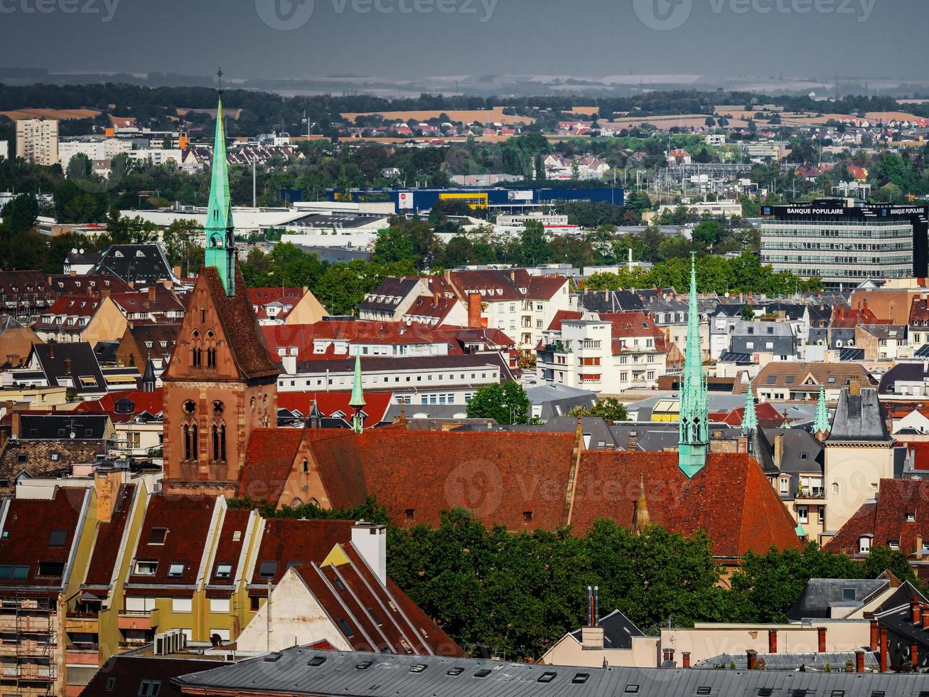 vista aérea da cidade de Estrasburgo. dia ensolarado. telhados vermelhos. foto