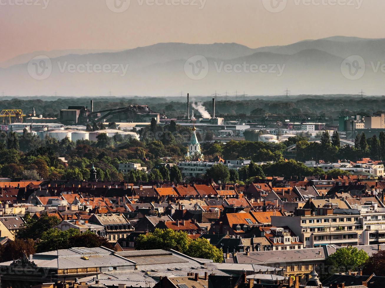 vista aérea da cidade de Estrasburgo. dia ensolarado. telhados vermelhos. foto