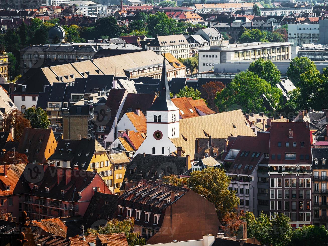 vista aérea da cidade de Estrasburgo. dia ensolarado. telhados vermelhos. foto