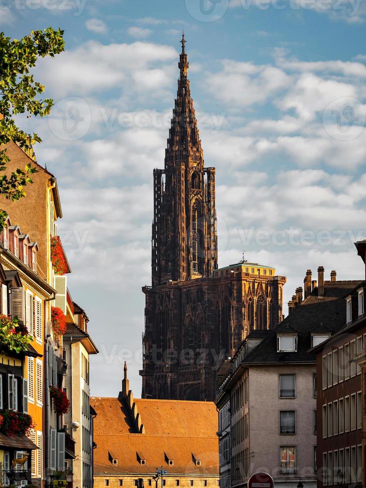 a majestosa catedral de estrasburgo ergue-se acima da cidade. foto