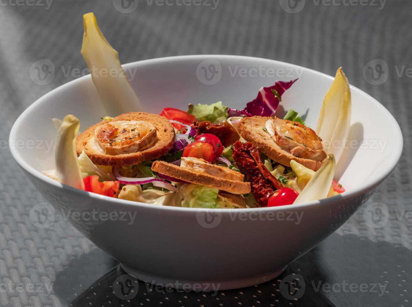 Salada deliciosa e lindamente preparada com frango e legumes. foto