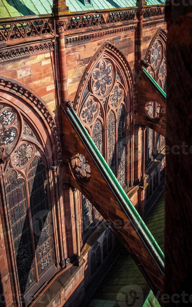 contrafortes e outros elementos góticos da catedral mais alta, strasbourg. foto