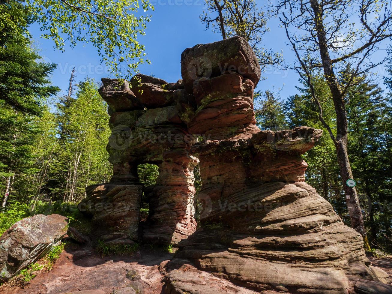 portão de pedra, estrutura misteriosa nas montanhas de vosges, França foto
