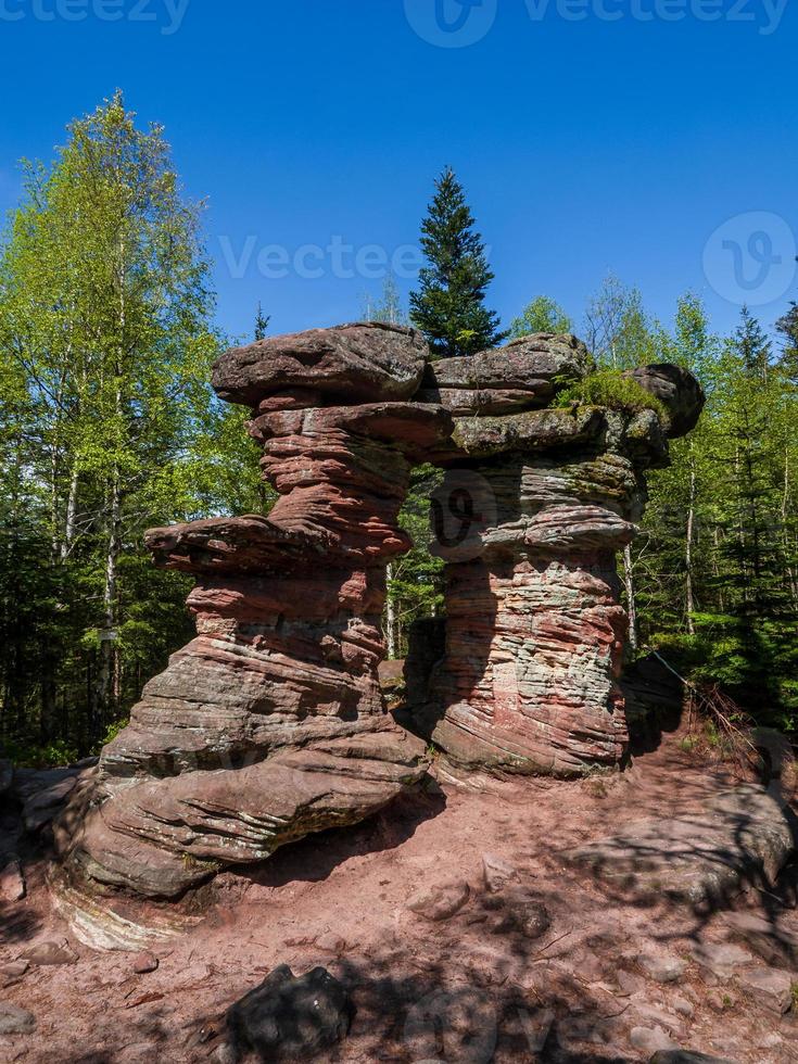 portão de pedra, estrutura misteriosa nas montanhas de vosges, França foto