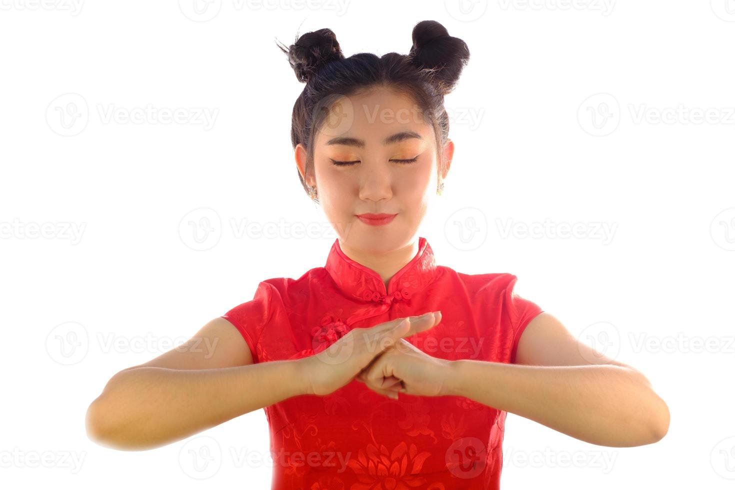 retrato mulher asiática vestido vermelho tradicional cheongsam em fundo branco foto