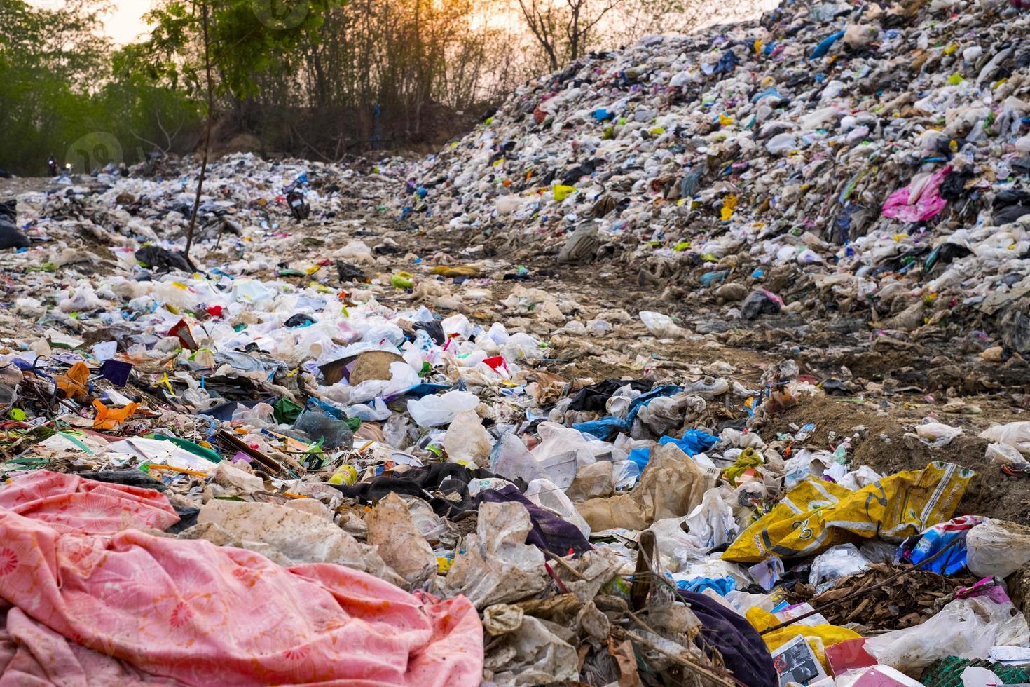 montanha poluída grande pilha de lixo e poluição foto