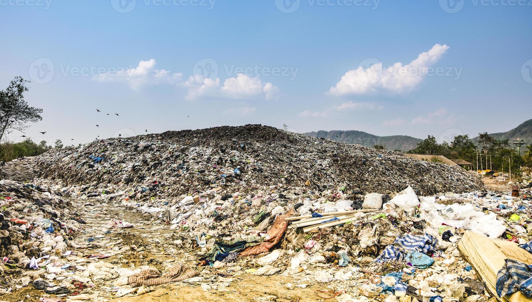 montanha poluída grande pilha de lixo e poluição foto