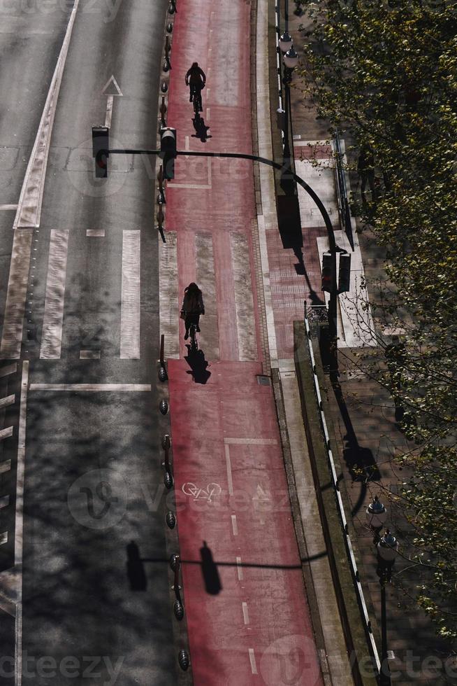 ciclista na rua em bilbao city espanha foto