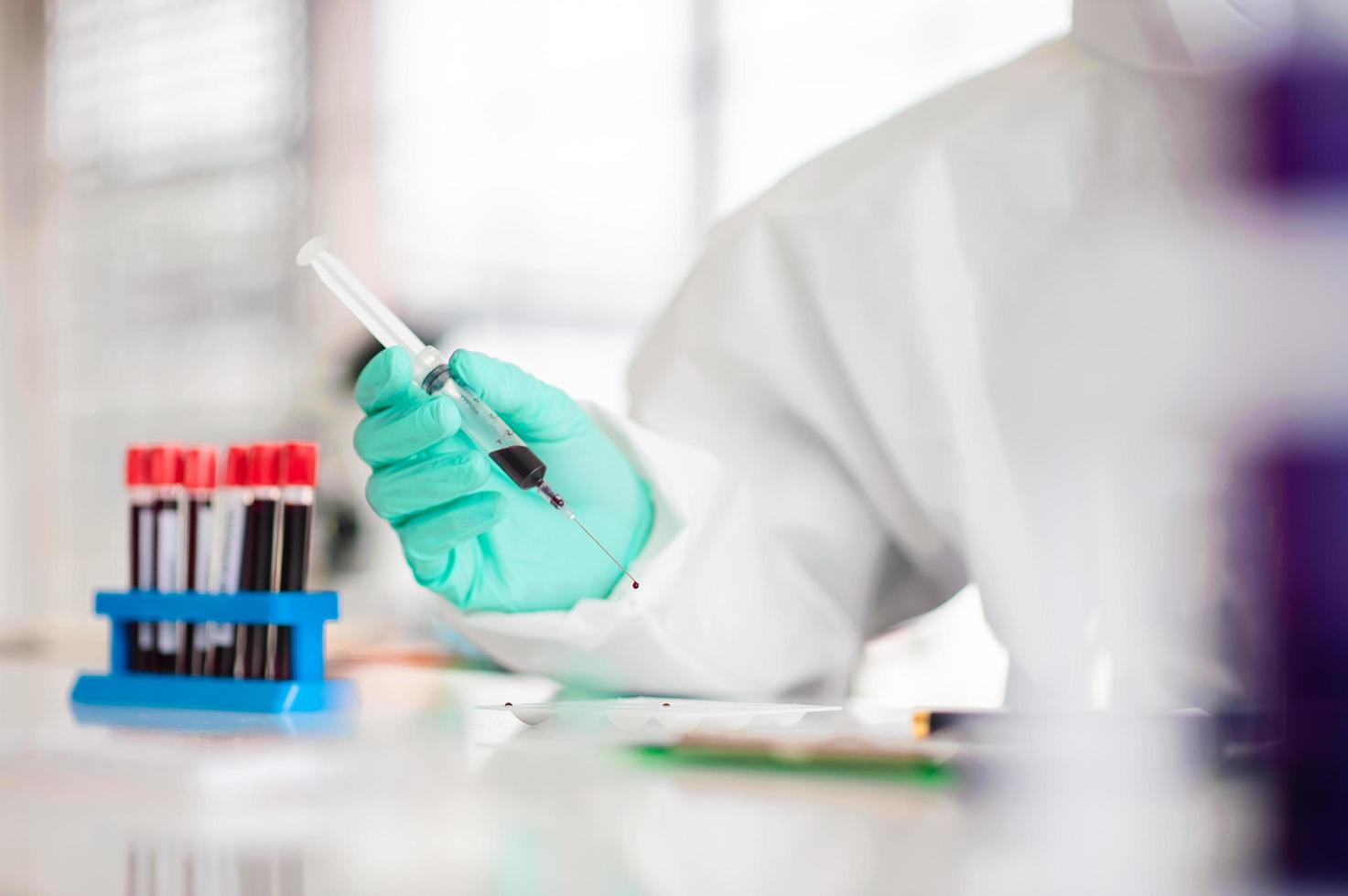 médicos analisando resultados de exames de sangue de pacientes covid-19 foto