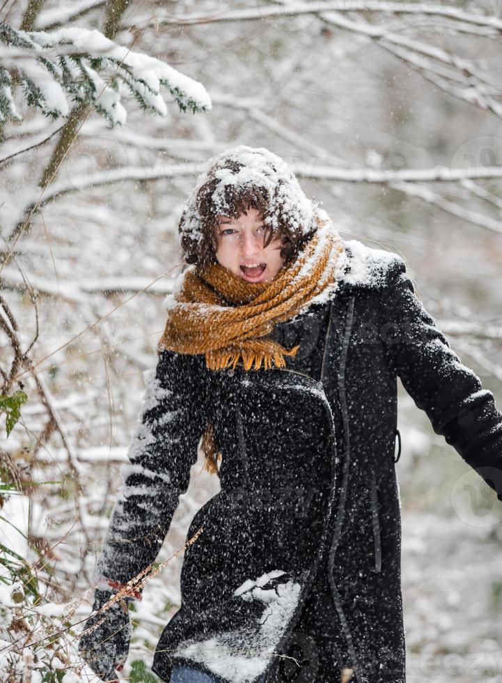 jovem em uma floresta de neve foto