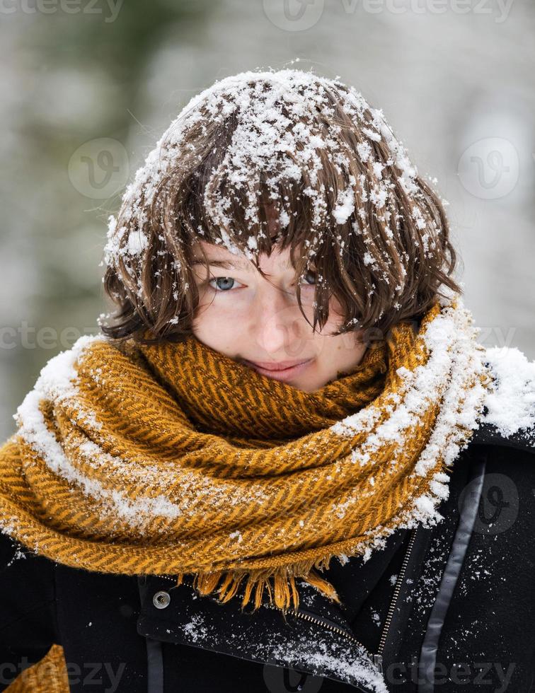 jovem em uma floresta de neve foto