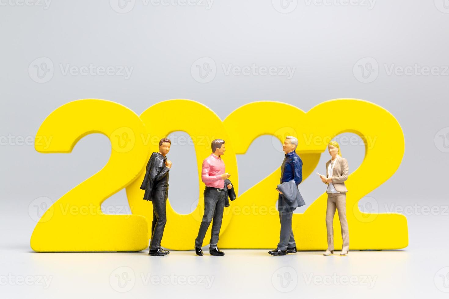 executivos em miniatura no número 2022 foto