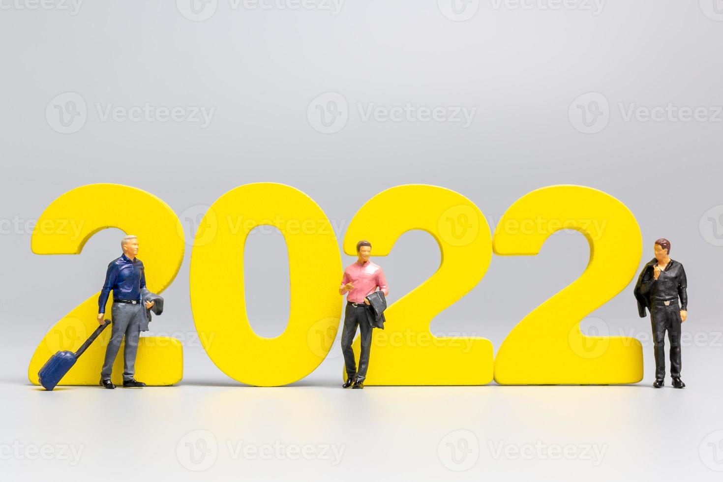 executivos em miniatura no número 2022 foto