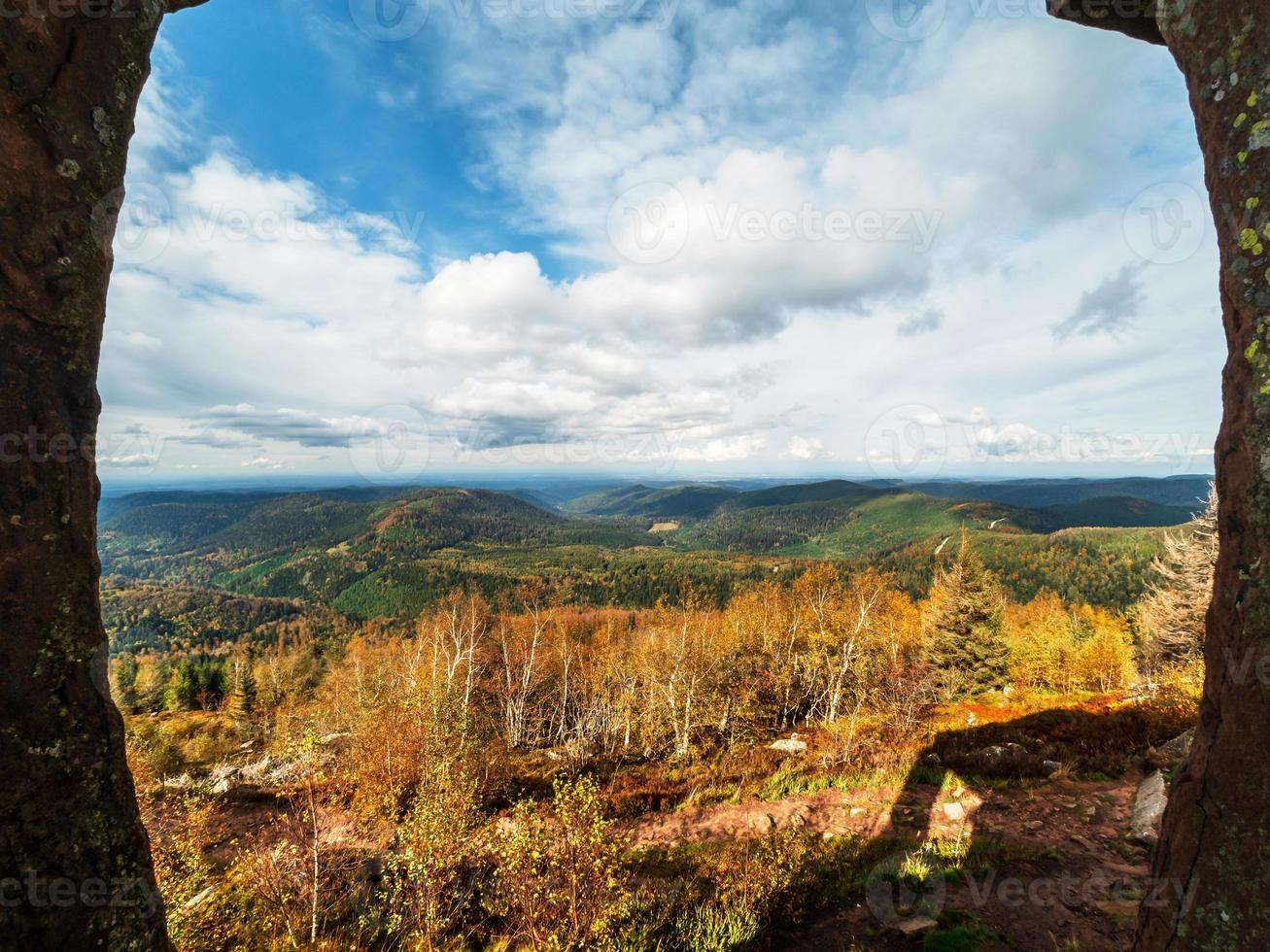 monumento no pico da montanha donon em vosges, frança foto