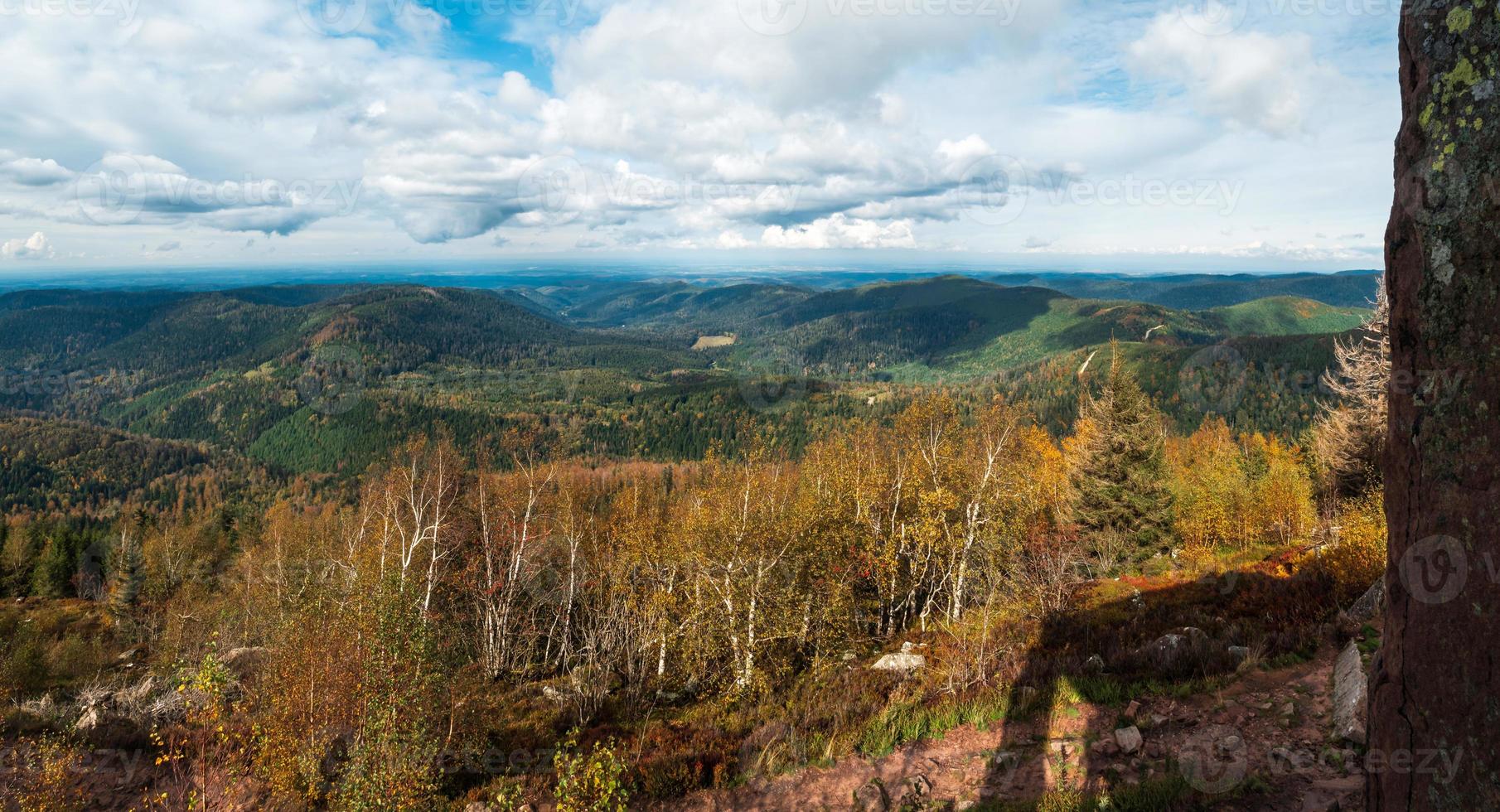 monumento no pico da montanha donon em vosges, frança foto