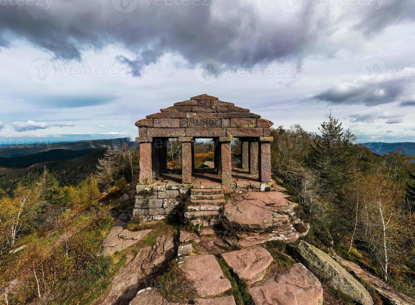 monumento no pico da montanha donon em vosges, frança foto