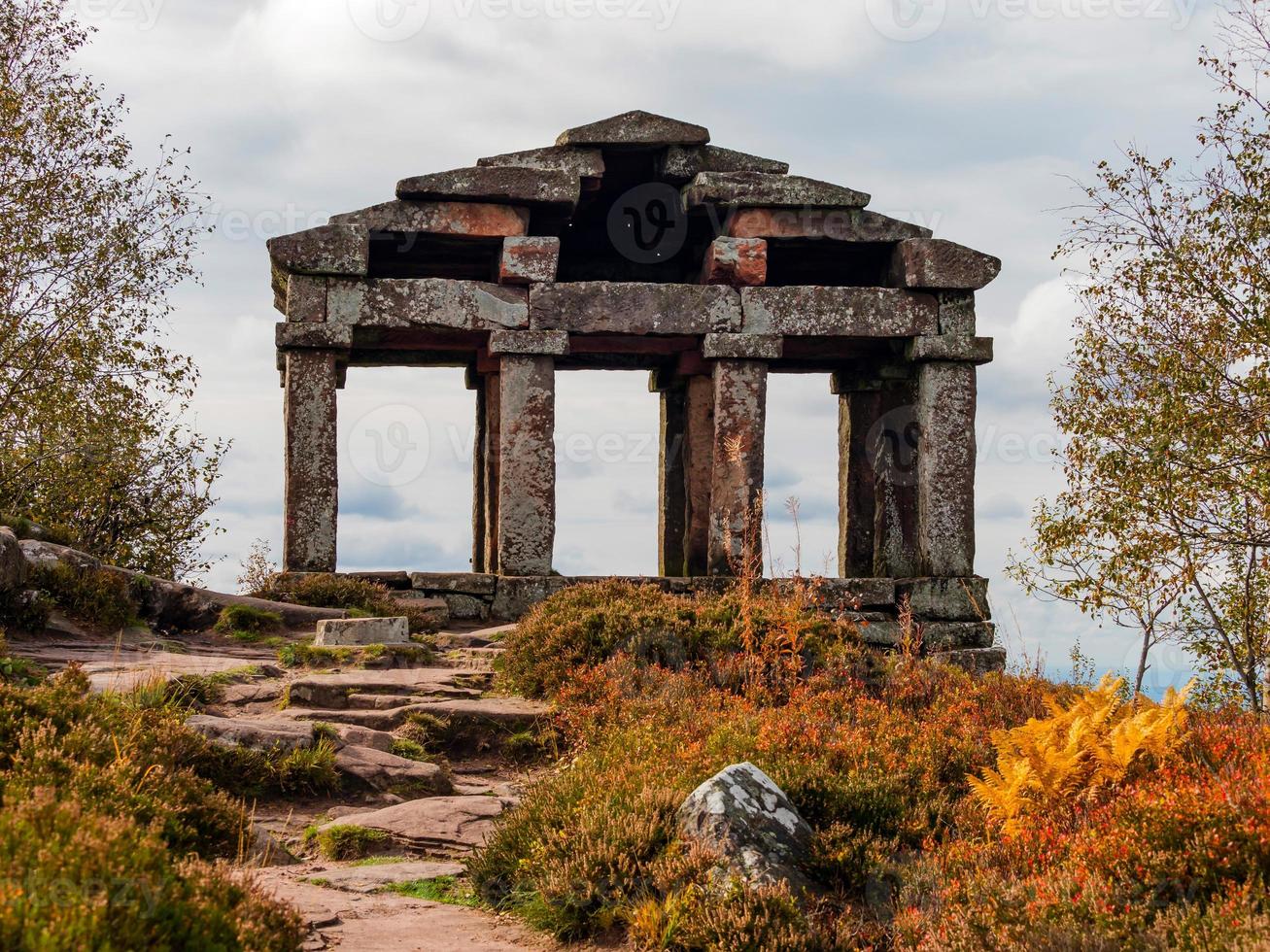 monumento no pico da montanha donon em vosges, frança foto