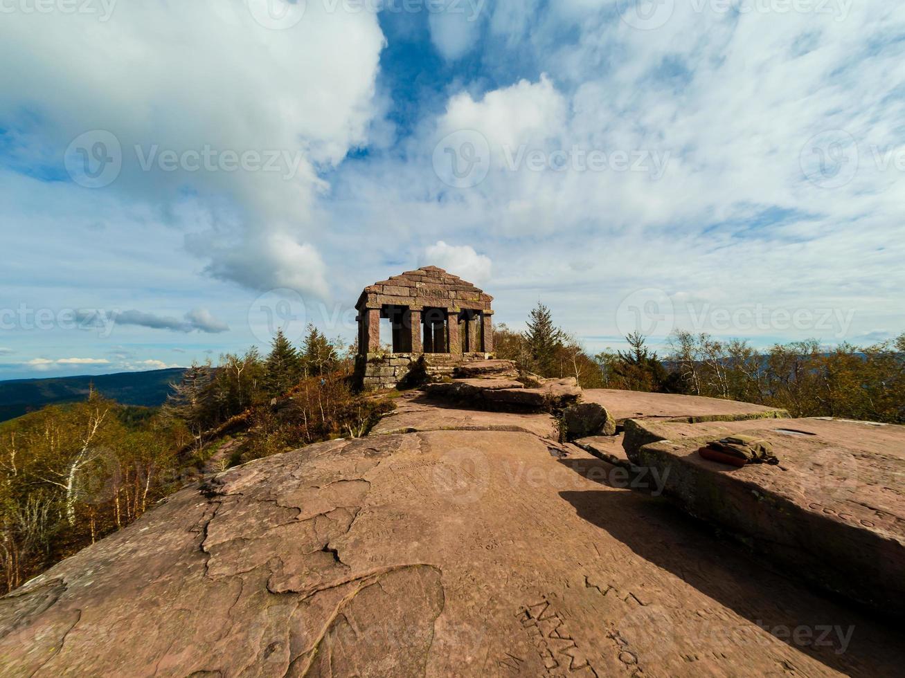 monumento no pico da montanha donon em vosges, frança foto