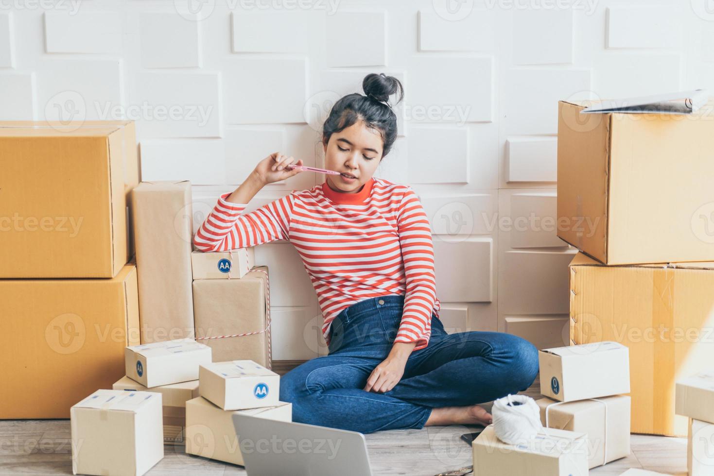 Proprietário de empresa mulher asiática trabalhando em casa com caixa de embalagem no local de trabalho - empreendedor de compras online de pmes ou conceito de trabalho freelance foto
