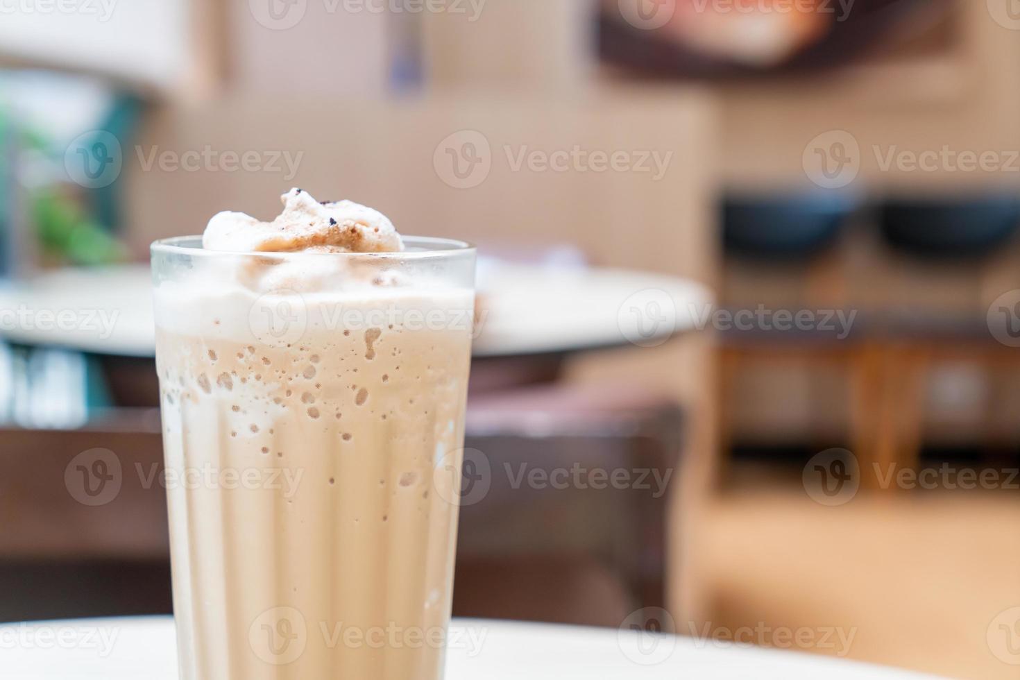 café expresso misturado na mesa de uma cafeteria e restaurante foto